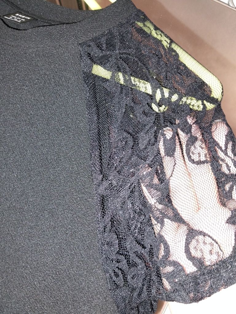 Vestido preto com mangas de renda