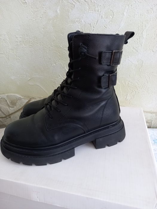 Продам зимові жіночі черевики.