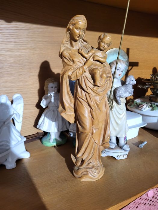 Drewniana rzeźba Matki Bożej Maryja z dzieciątkiem Jezus