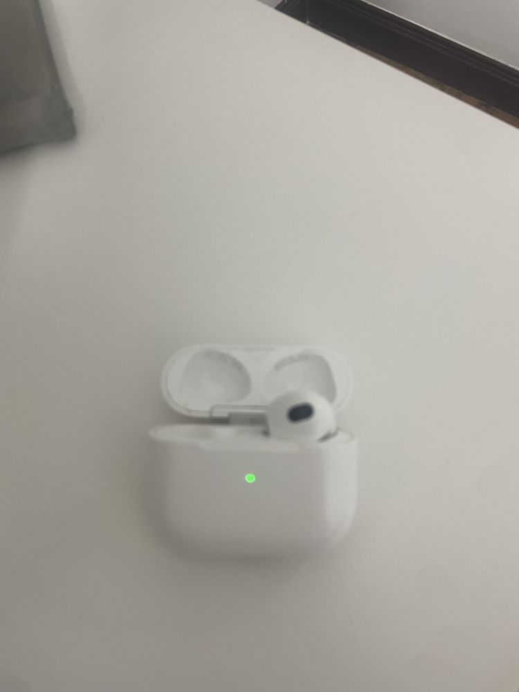 Vendo Airpod 3.ª geração direito c/caixa