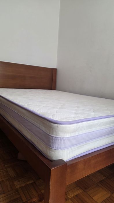 Cama/ estrado/ colchão madeira