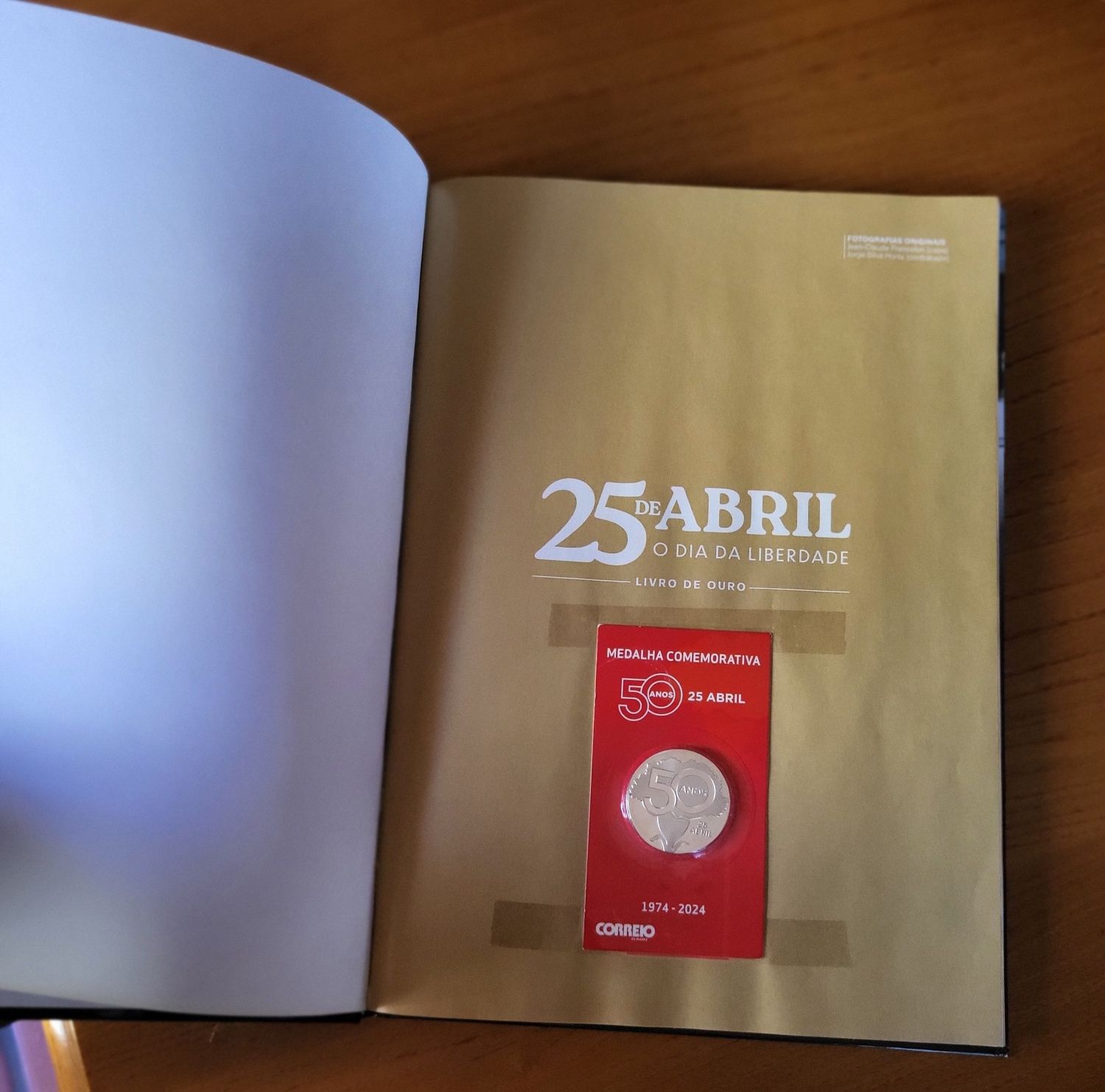 Livro comemorativo 25 de abril
