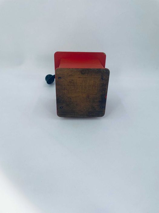 Zabytkowy młynek drewniany C.A.L