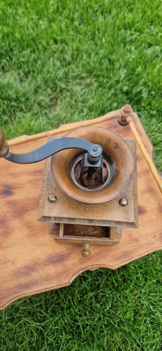 Stary młynek do kawy dekoracyjny