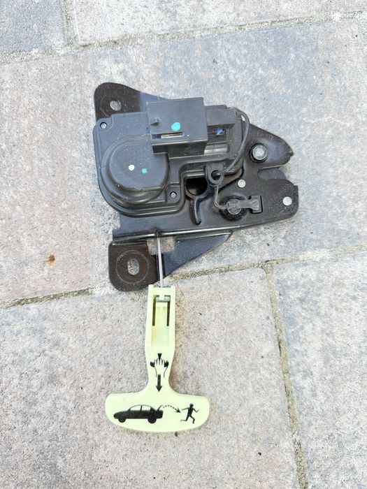 Замок багажника Додж Челленжер 2019