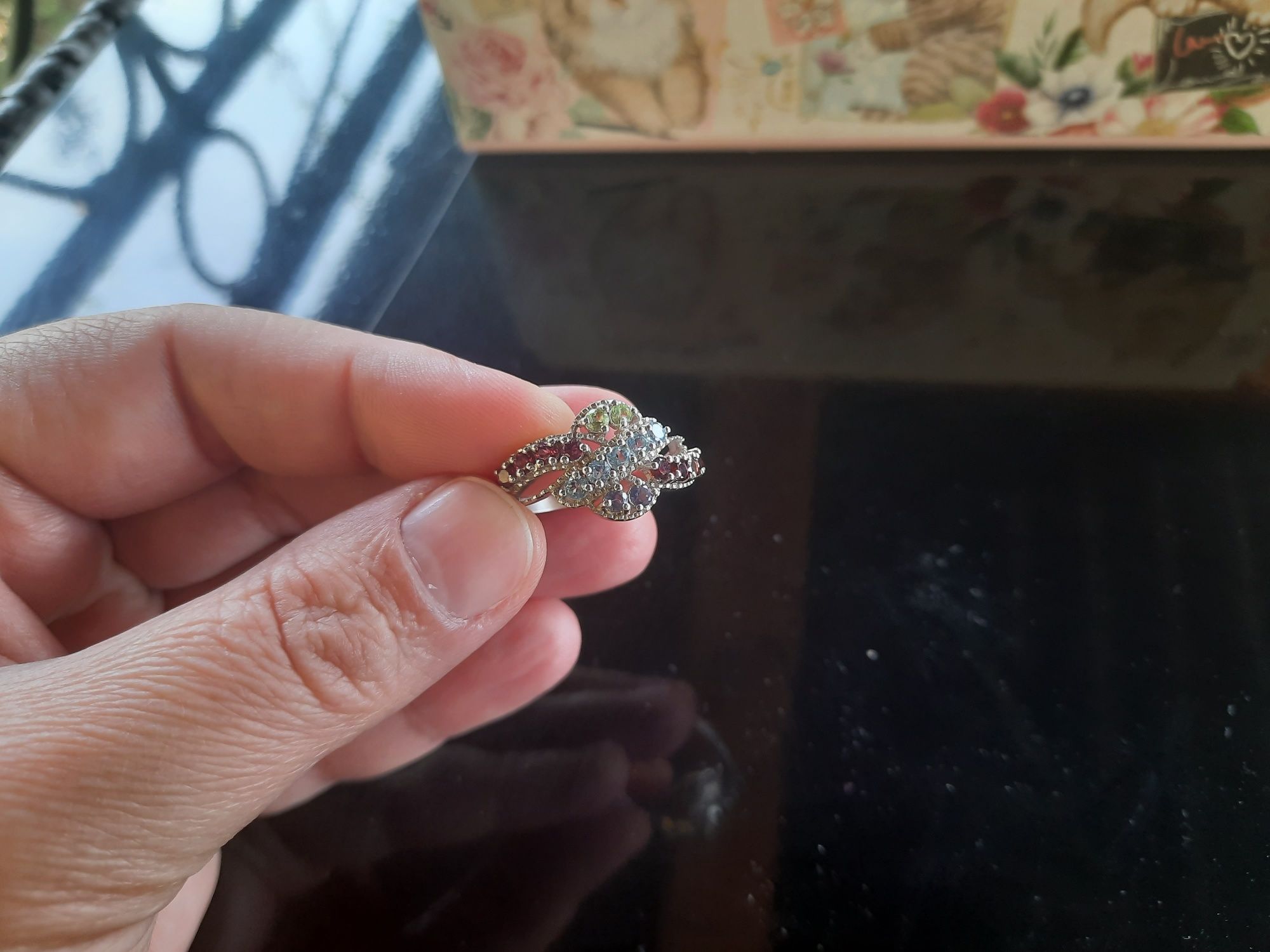 Srebrny pierścionek z kamieniami