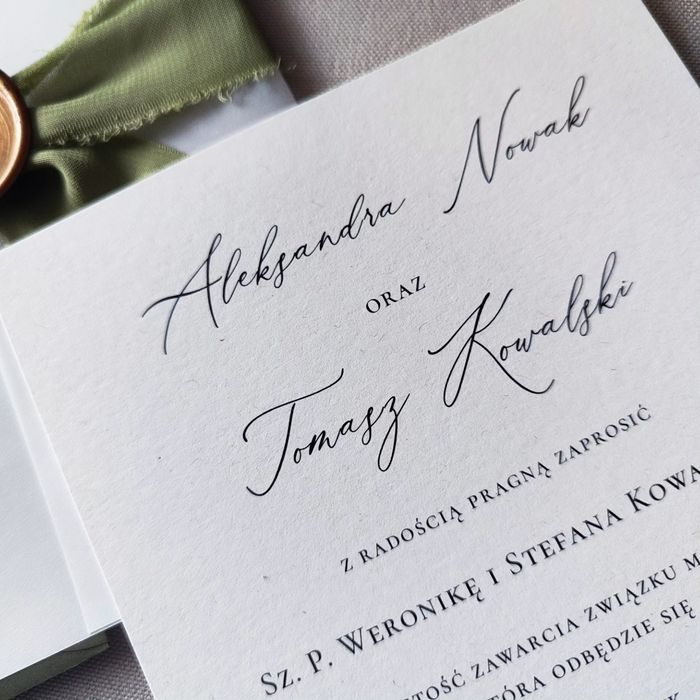 Zaproszenia ślubne ze wstążką i lakiem