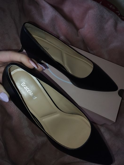 czarne buty na obcasie