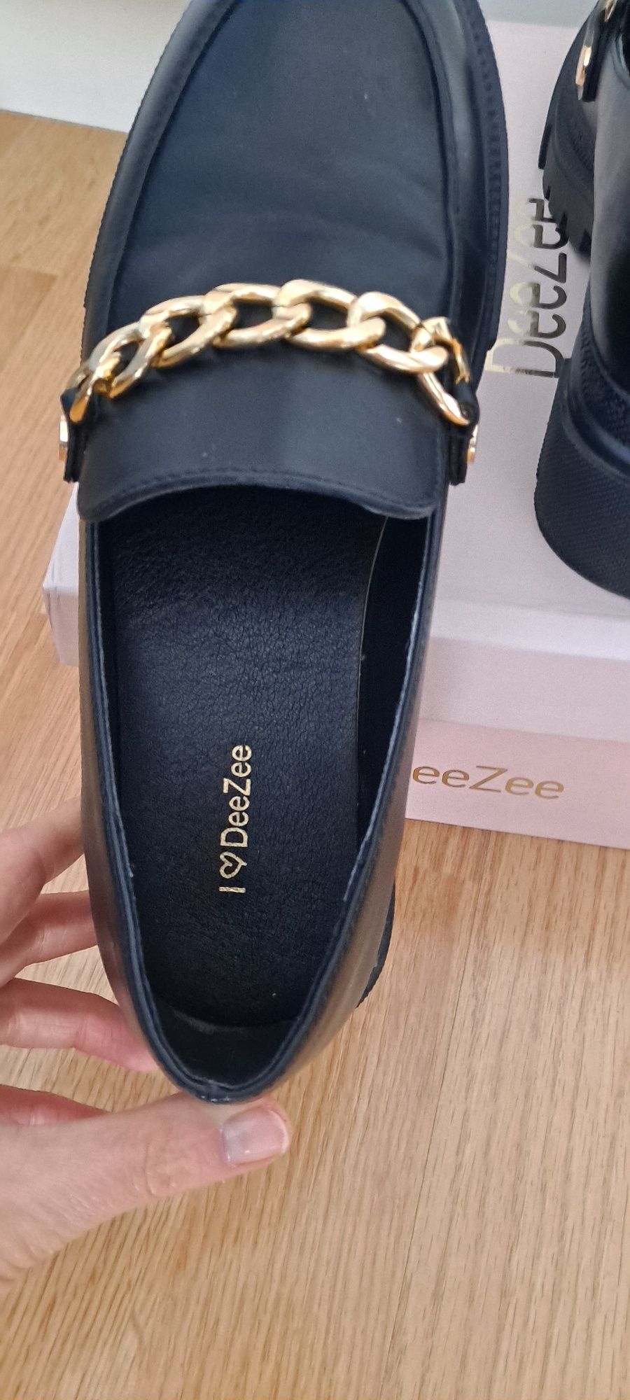 Czarne loafersy z łańcuchem r.38