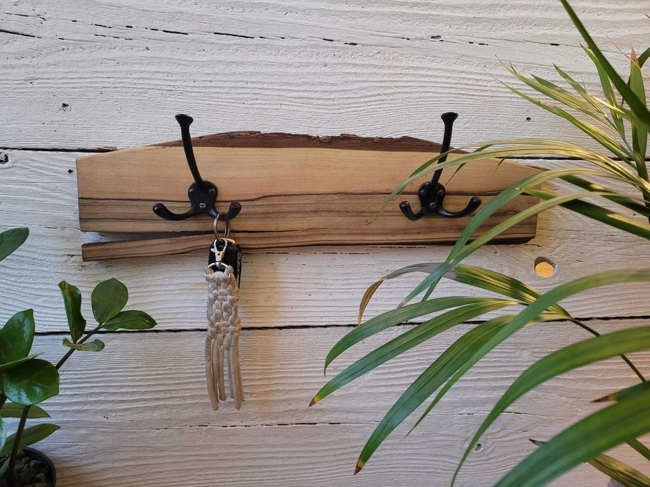 Wieszak z orzecha włoskiego na ubrania monolit handmade czarne haczyki