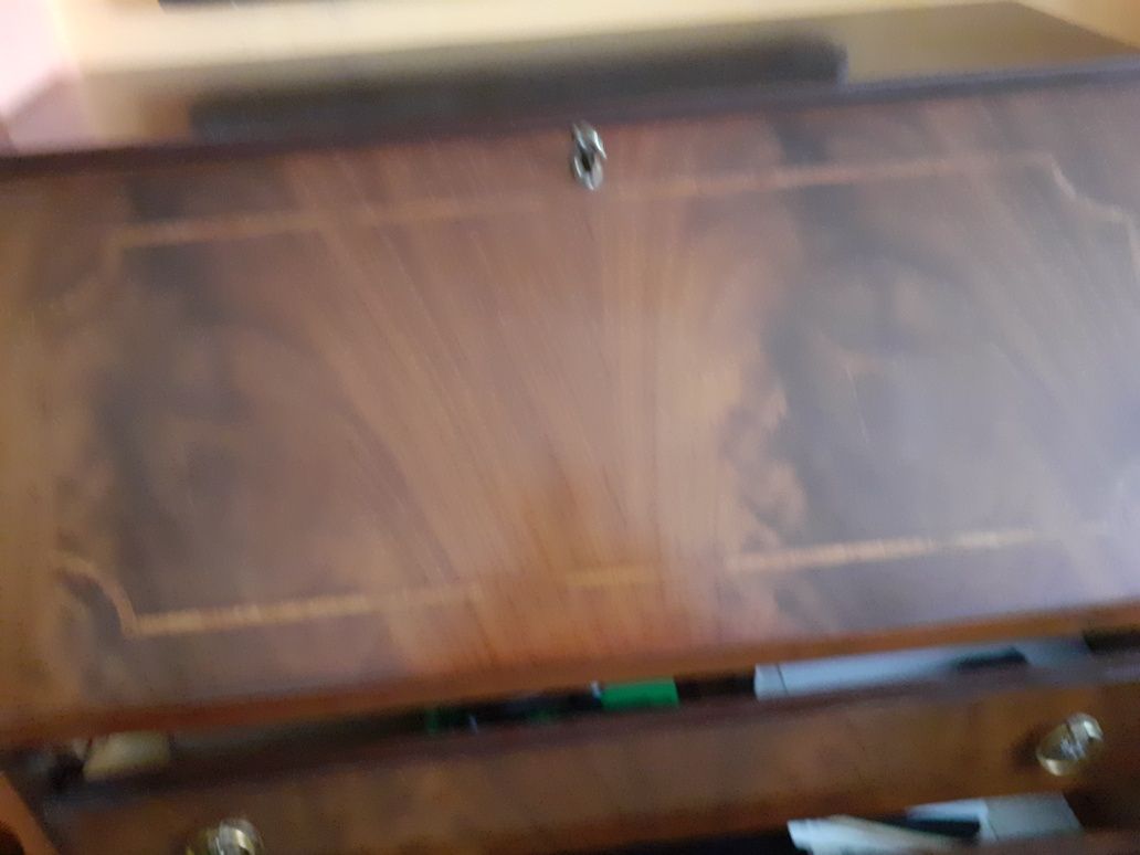 Klasyczny sekretarzyk z intarsją po renowacji