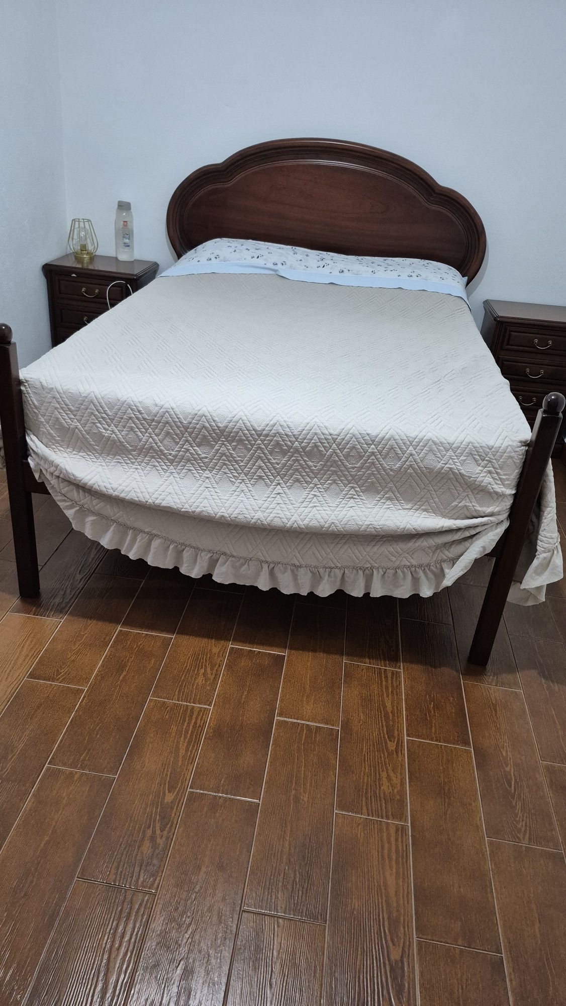 Cama 150x200m + colchão 140x190m