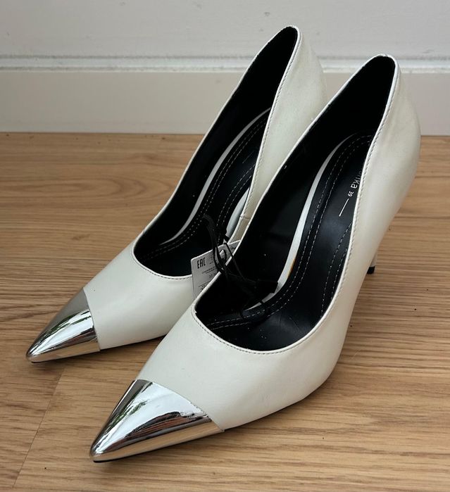 Sapatos brancos de salto alto Bershka