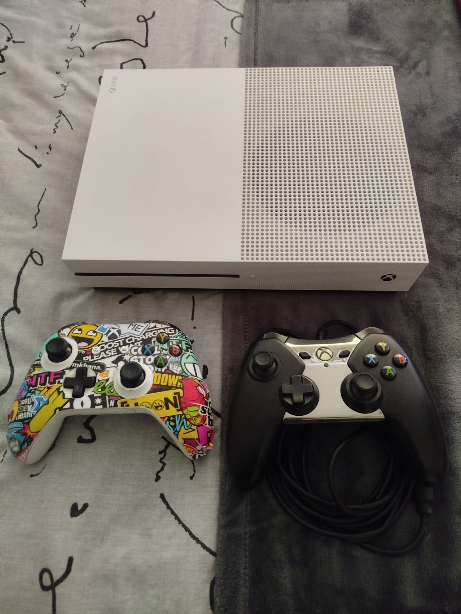 Xbox One S + 2 comandos + 6 jogos