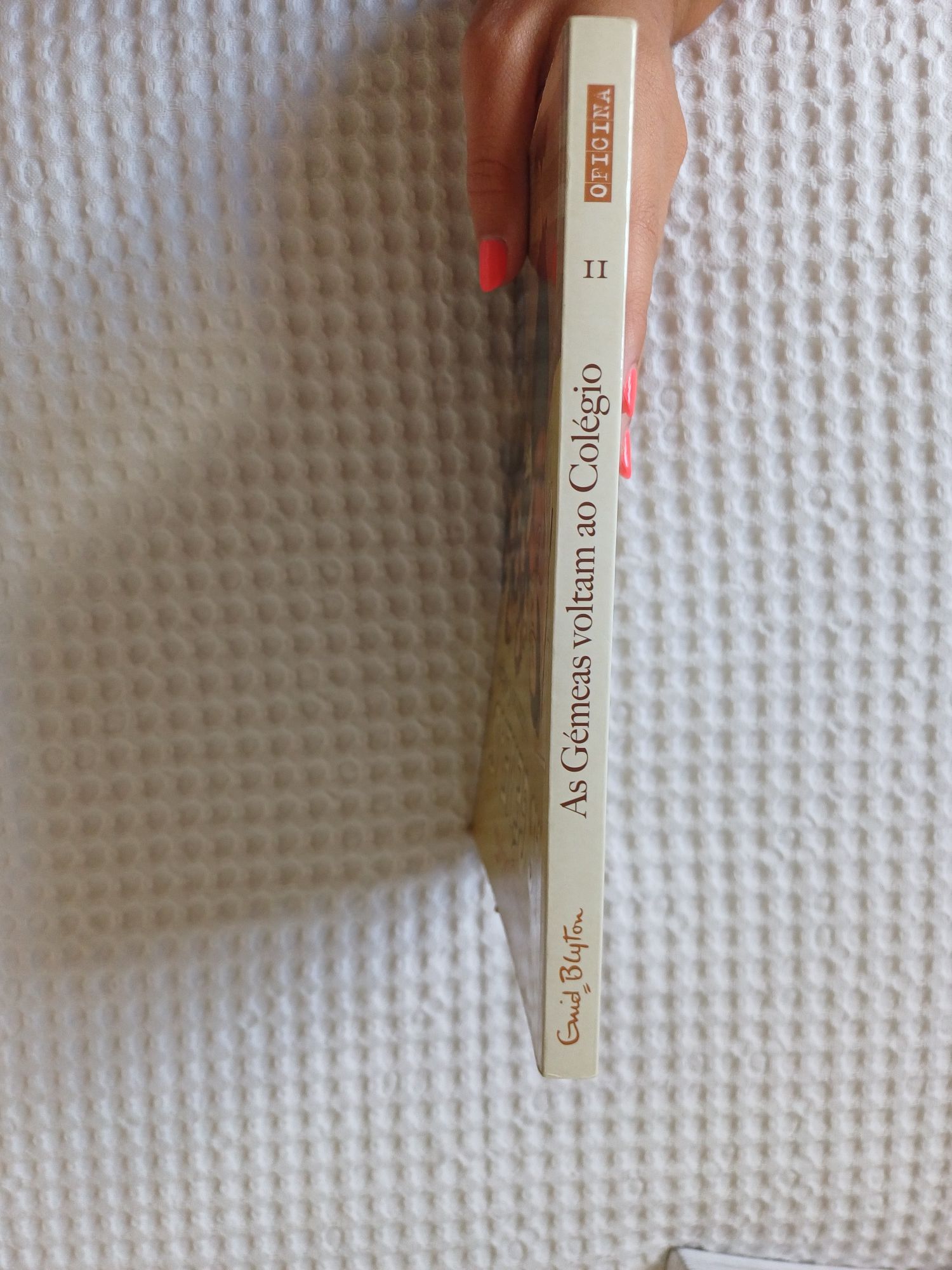 Livro As Gémeas, voltam ao colégio
