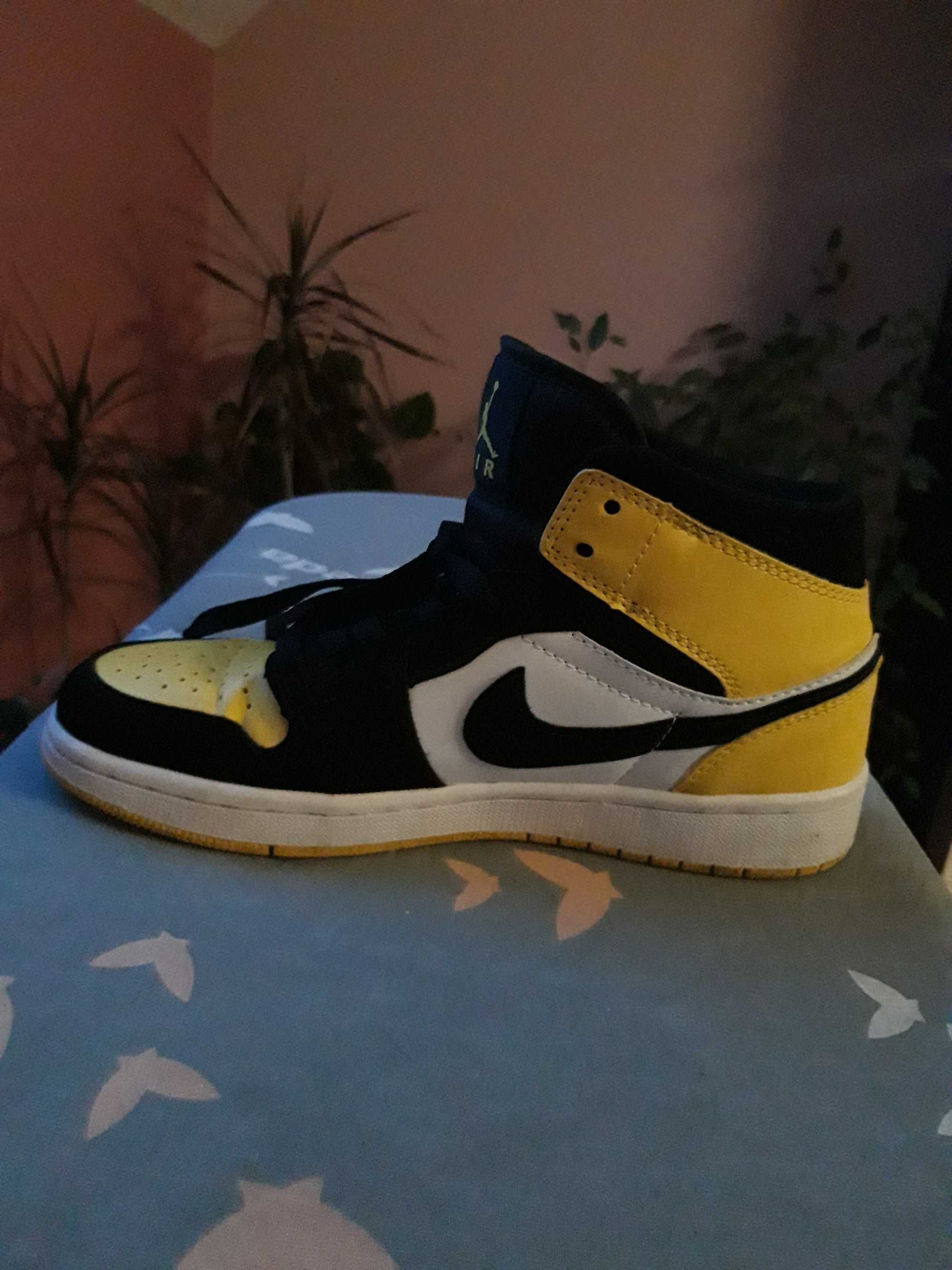Buty chłopięce Nike Air Jordan 1 Mid SE yellow toe black 39