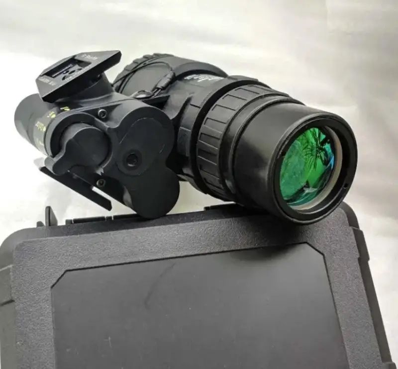 Прилад нічного бачення Vector Optics NVG-10 з кріпленням на шолом