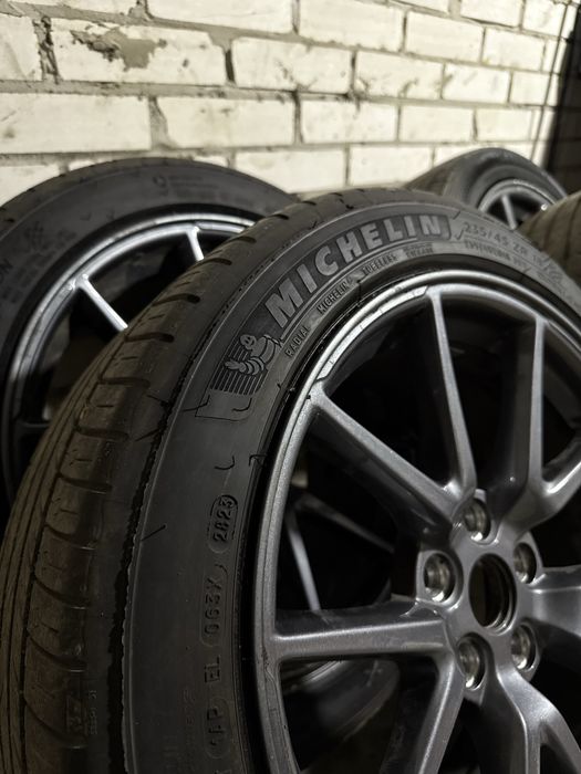 Диски R18 та шини 235 45 R18 на Tesla 3 michelin pilot sport