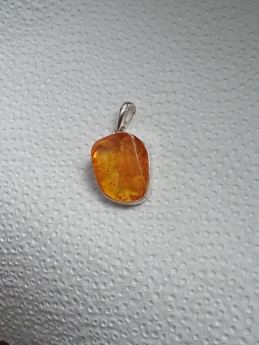 Wisiorek srebrny z bursztynem