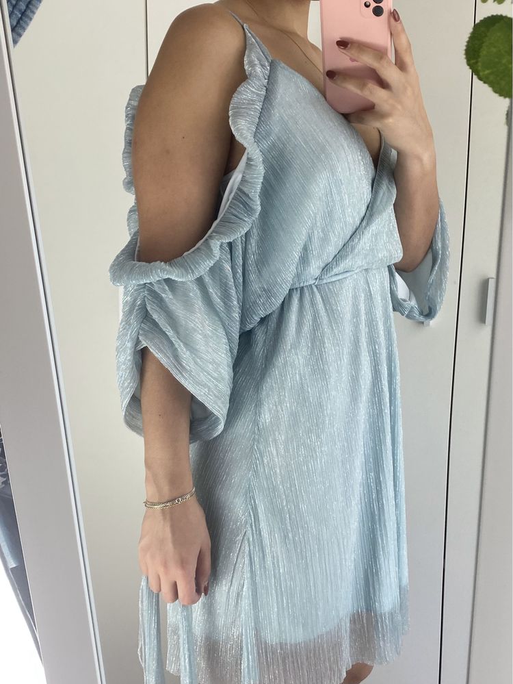 Vestido azul celeste e prateado com manga aberta