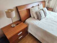 Cama, estrado e mesas de cabeceira