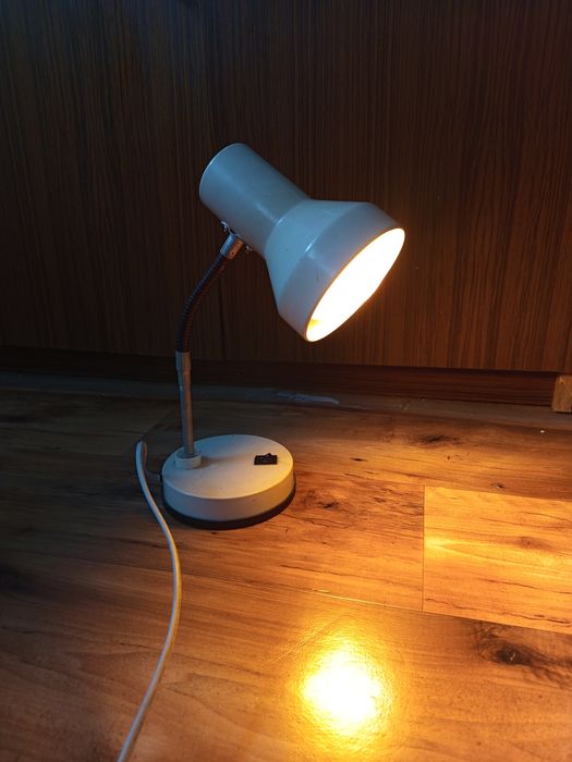Biała lampka na biurko