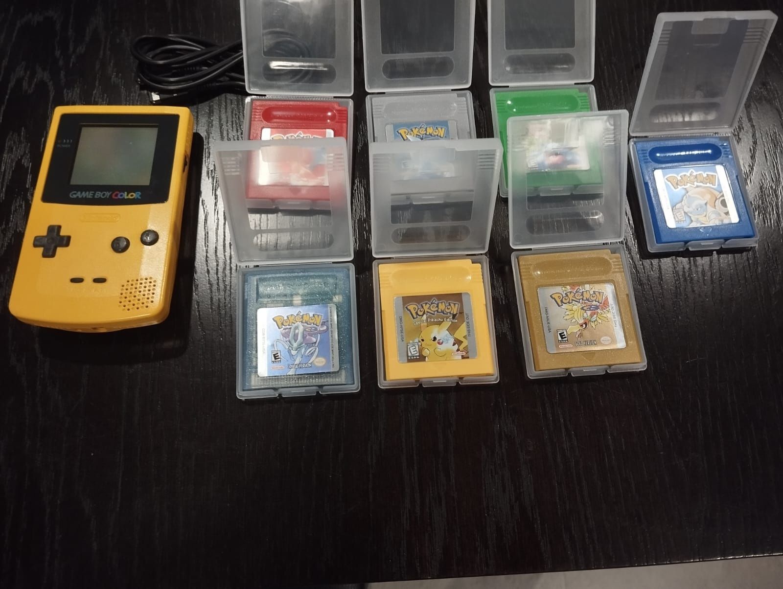 Conjunto Gameboy Color amarelo com 7 jogos Pokémon e cabo link