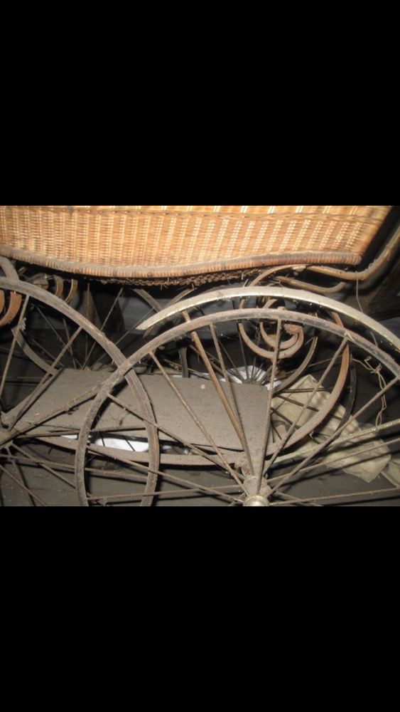 Zabytkowy 100-letni stary odrestaurowany wózek dziecięcy Brennabor