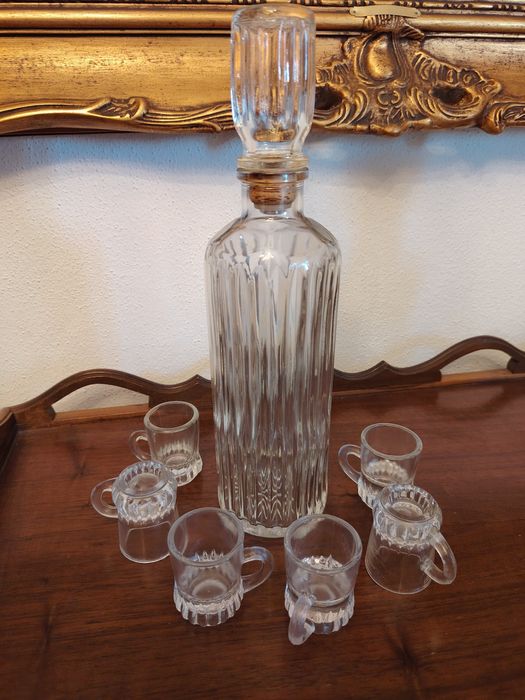 Conjunto de 2 Garrafas de Licor e 6 Copos Cada