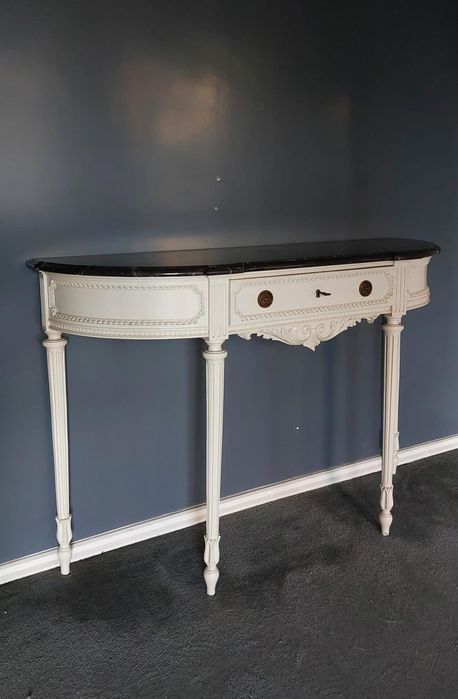 Mesa consola trabalhada com tampo em pedra