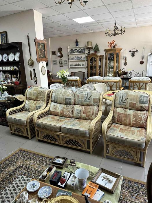 Кожаный, шкіряний диван. Стіл  журнальний  шинуазри,с Европы