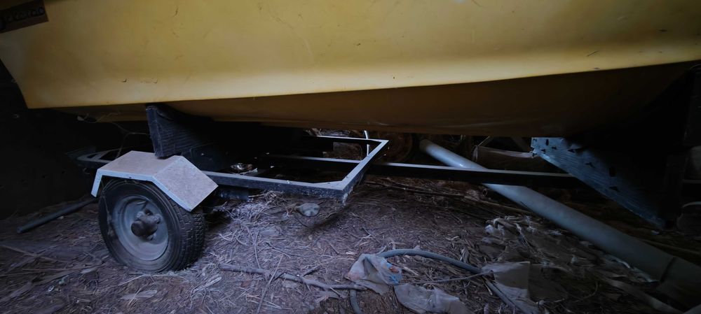 pequeno barco com motor Volvo com atrelado