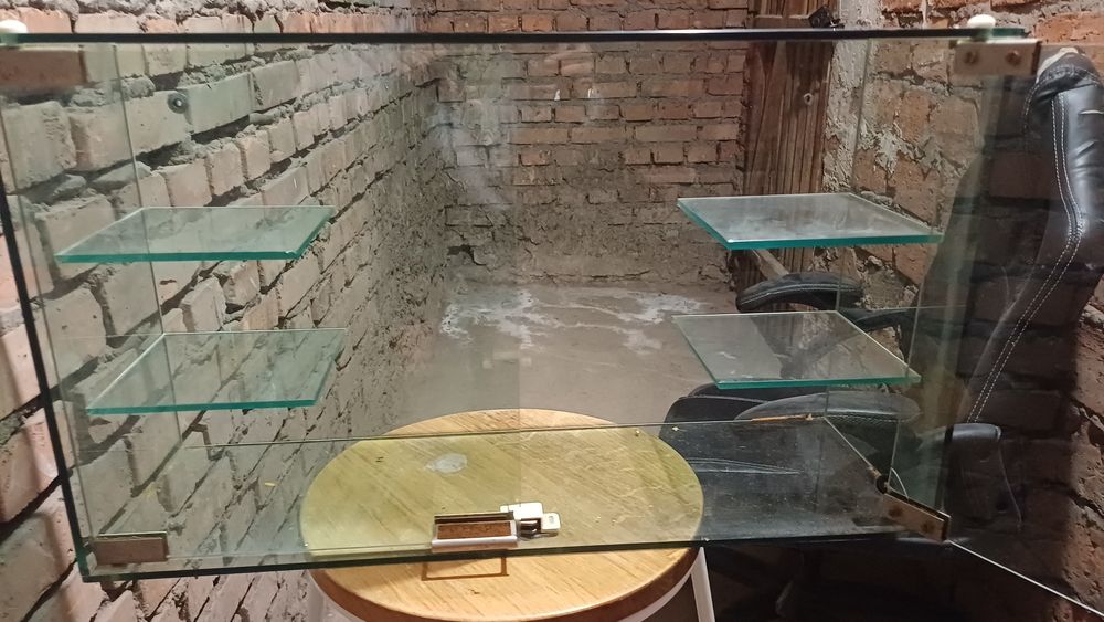 Szafka szklana ,gablotka