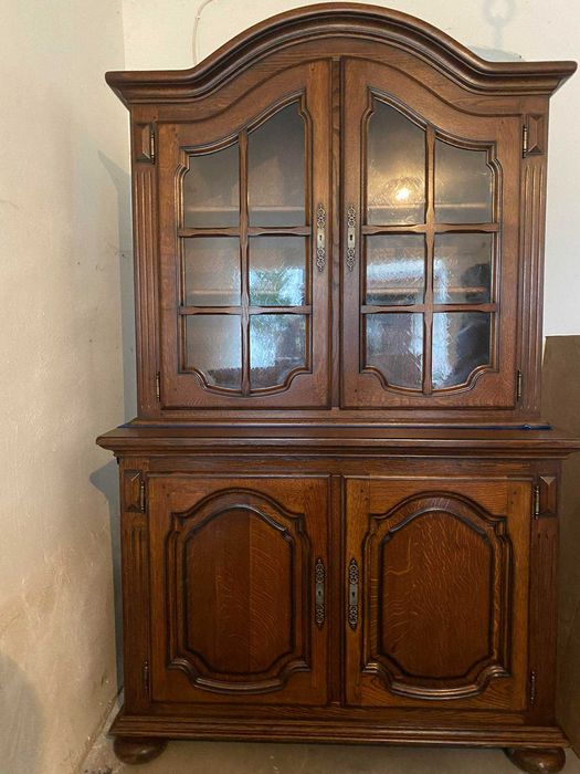 Solidna dębowa witryna