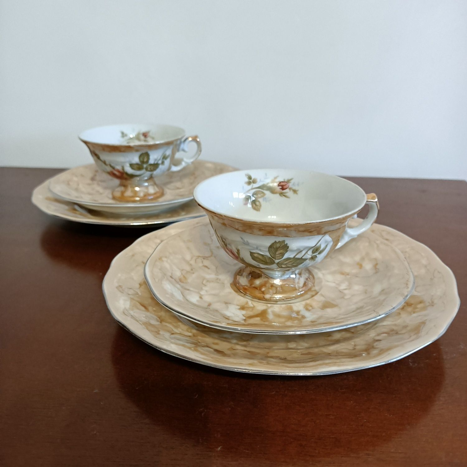 Porcelanowy zestaw śniadaniowy dla dwojga.