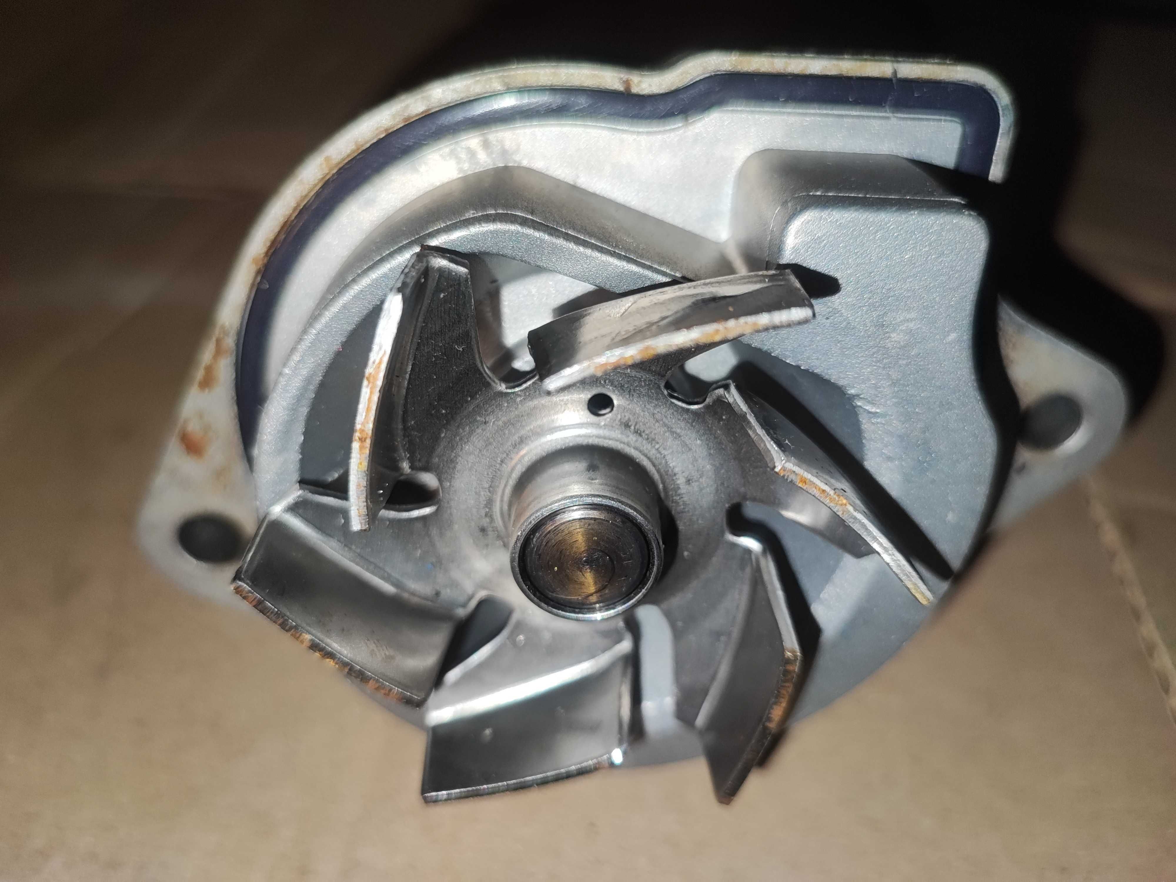 Помпа охолодження Volkswagen original 036121028a