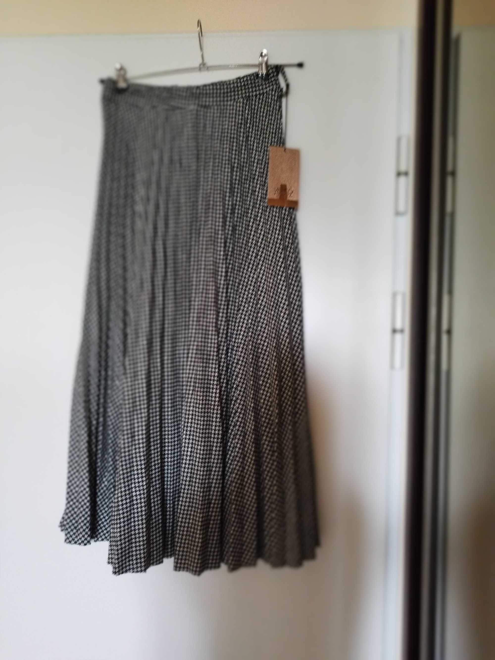 Sprzedam śliczną, włoską spódnicę w modną pepitkę
