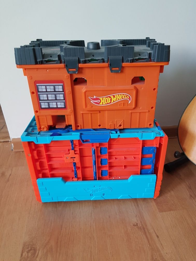 Dwa zestawy torów Hot Wheels