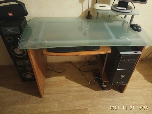 Продам стол компьютерный стеклянный срочно . самовывоз  размер 108-57