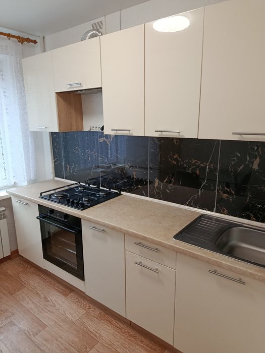 Продам 2 кімнатну квартиру на Добровольського з ремонтом.