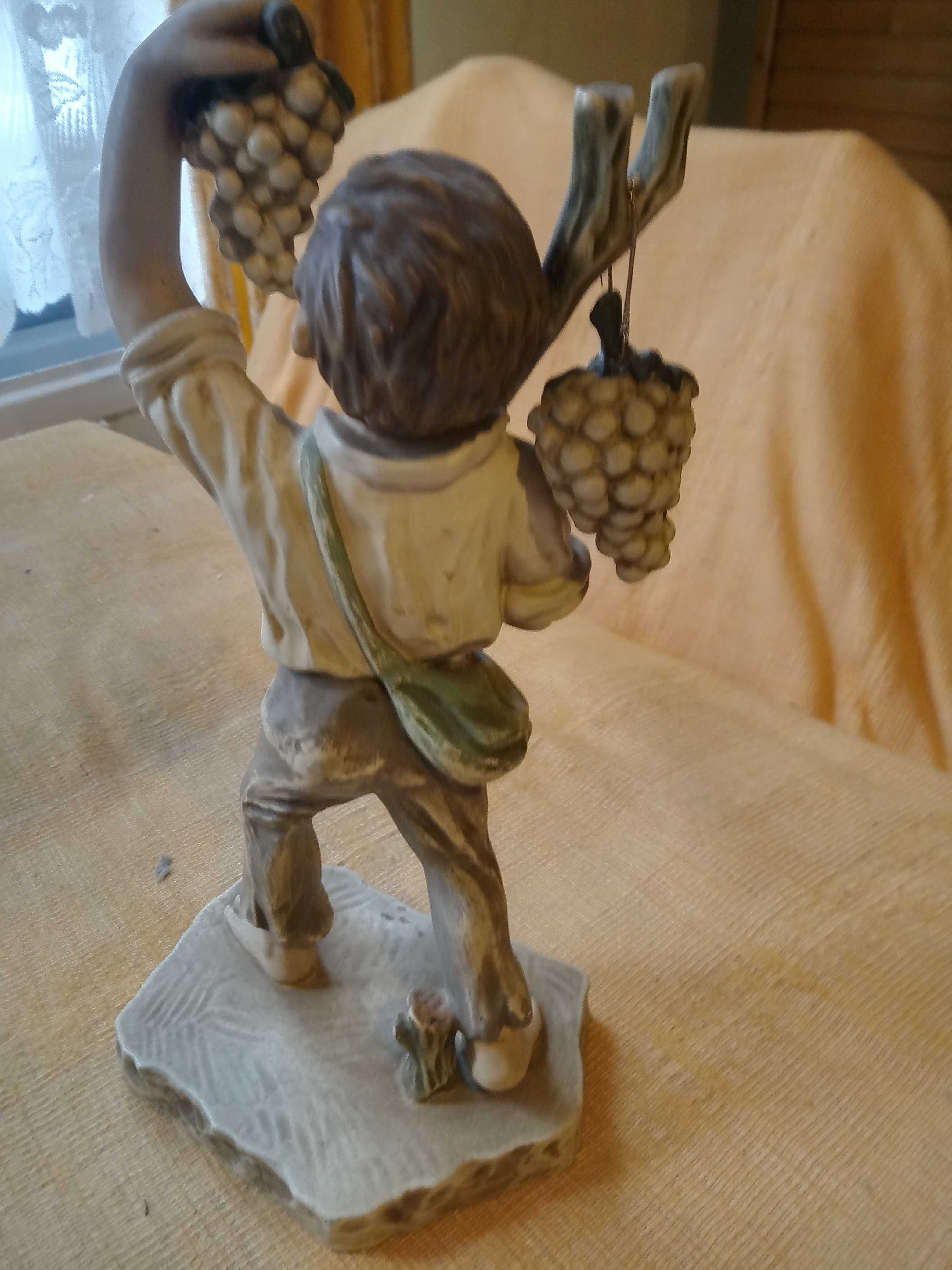 Figurka porcelanowa chłopca z wingronami realistyczna 25 cm