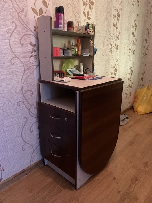 Манікюрний стіл