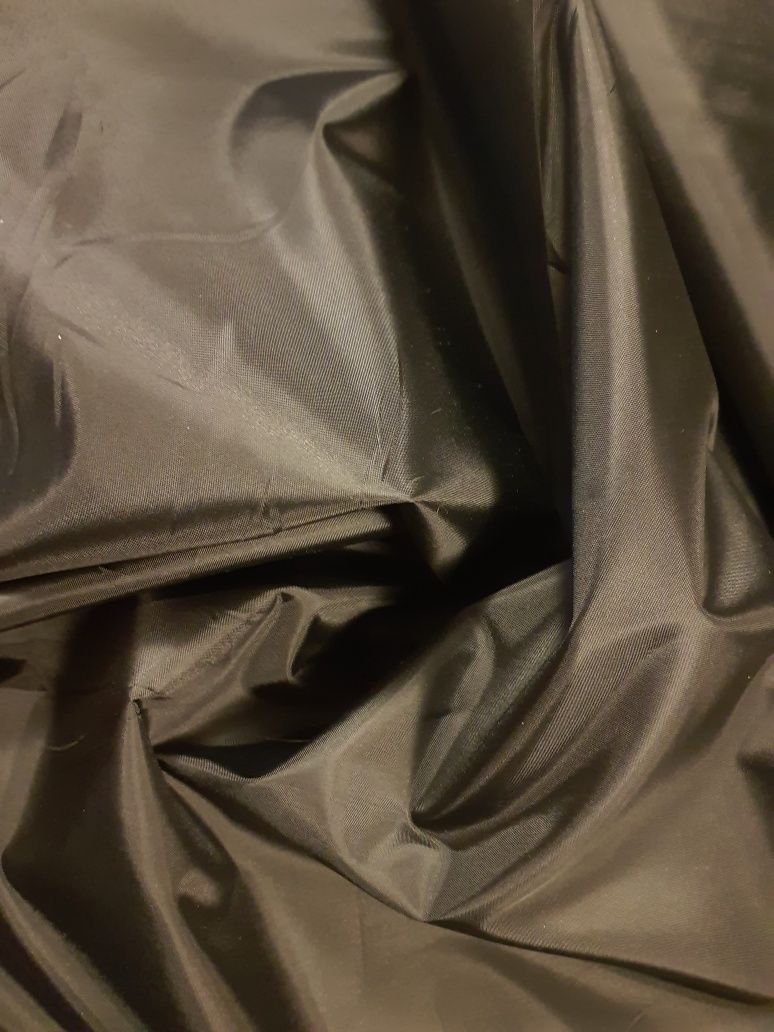 Tkanina czarna nieprzemakalna w typie ortalionu szer.150 cm.