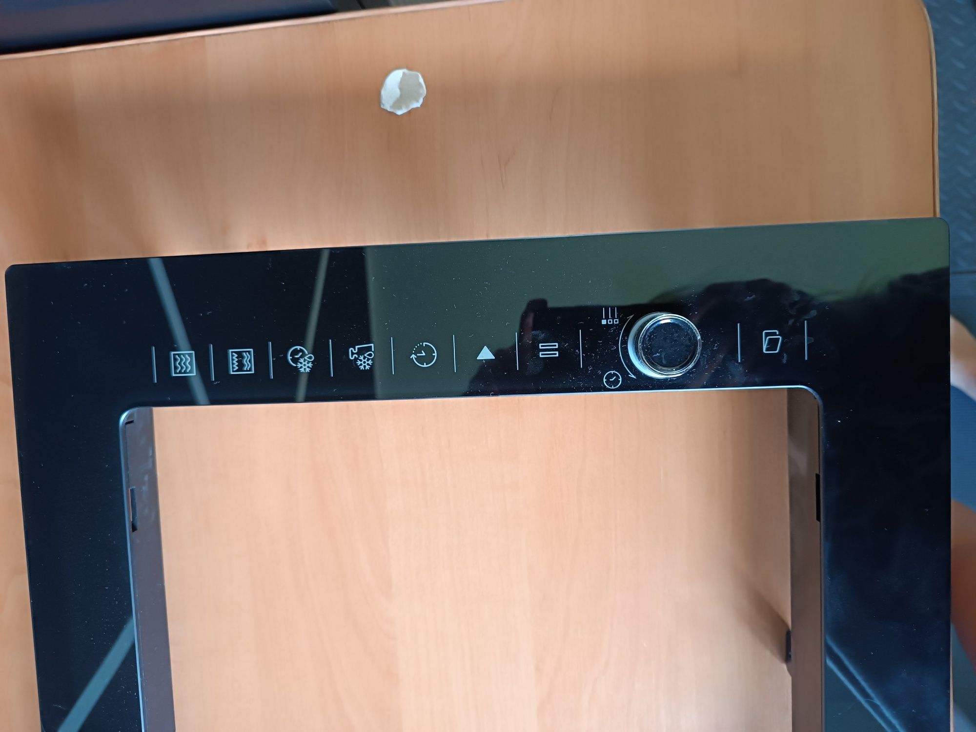 Ramka przednia drzwi do kuchenki mikrofalowej Beko BMGB 25333 BG