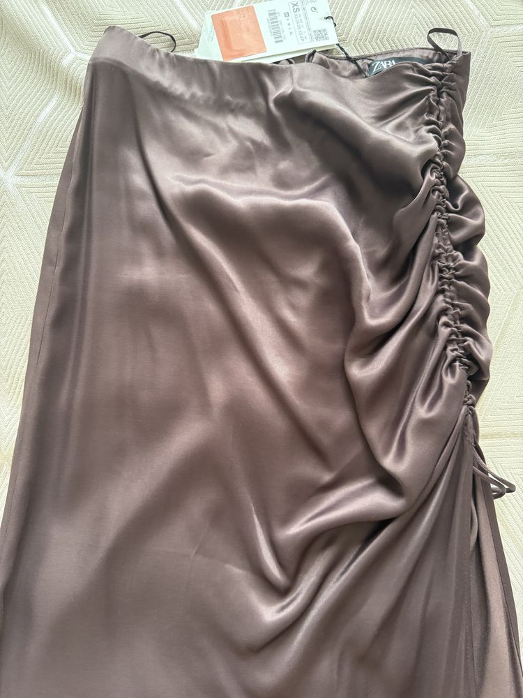 Нова атласна юбка Zara