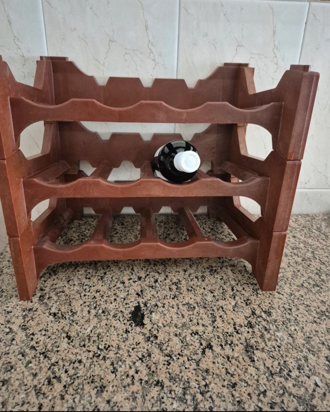 Conjunto de três módulos para guardar garrafas