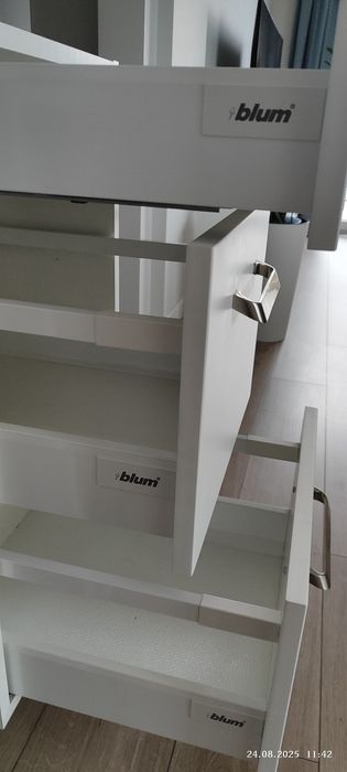 Меблі для кухні.  Три висувні системи Tandembox- Blum