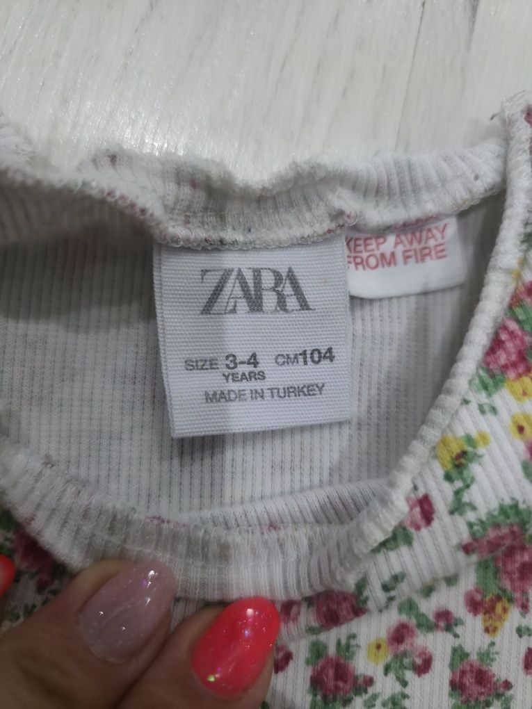 Koszulka w kwiatki Zara roz.104