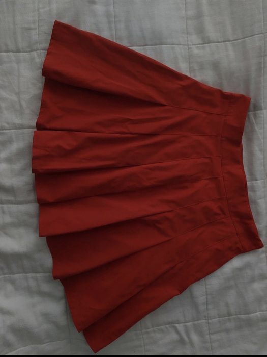 Saia vermelha com ziper do lado