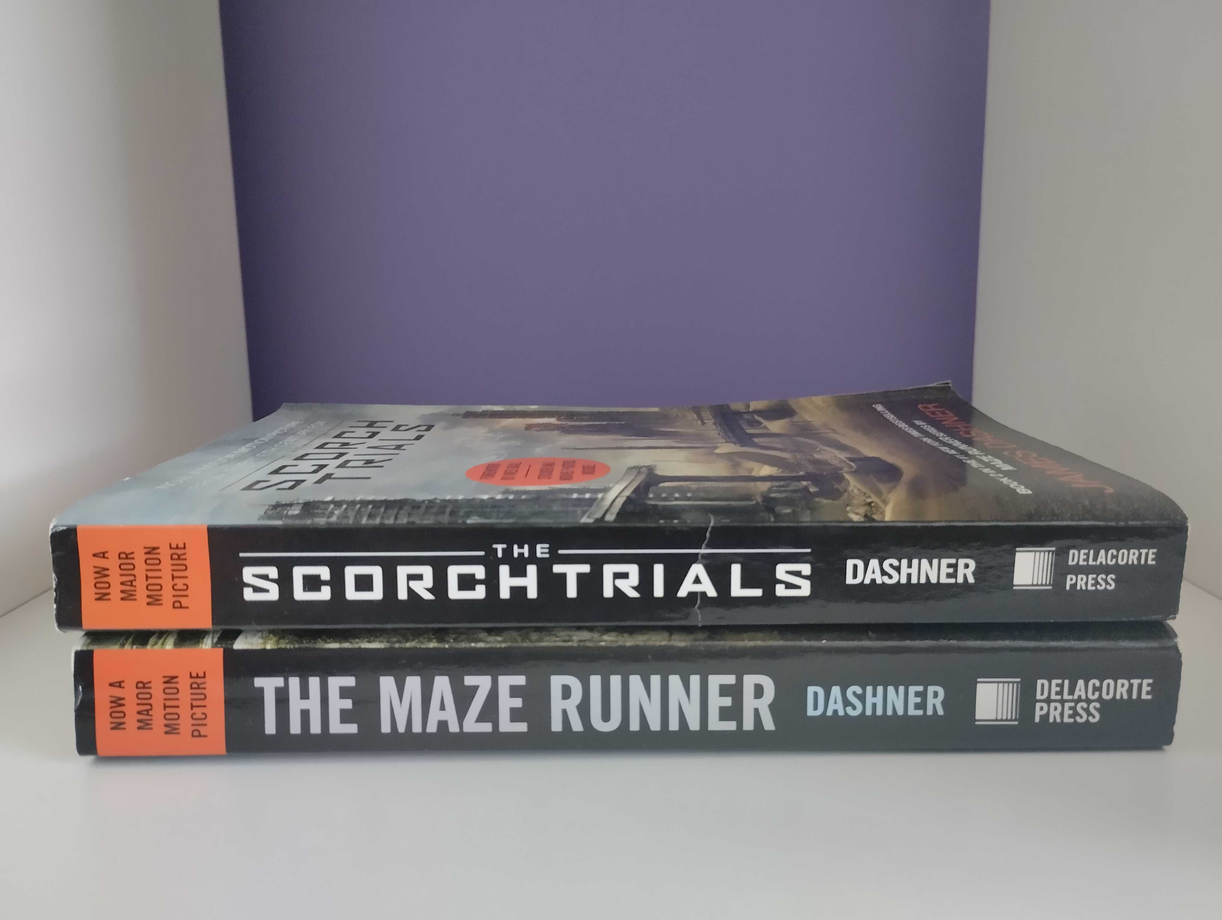 Livros "The Maze Runner" e "Scorch Trials" de James Dashner